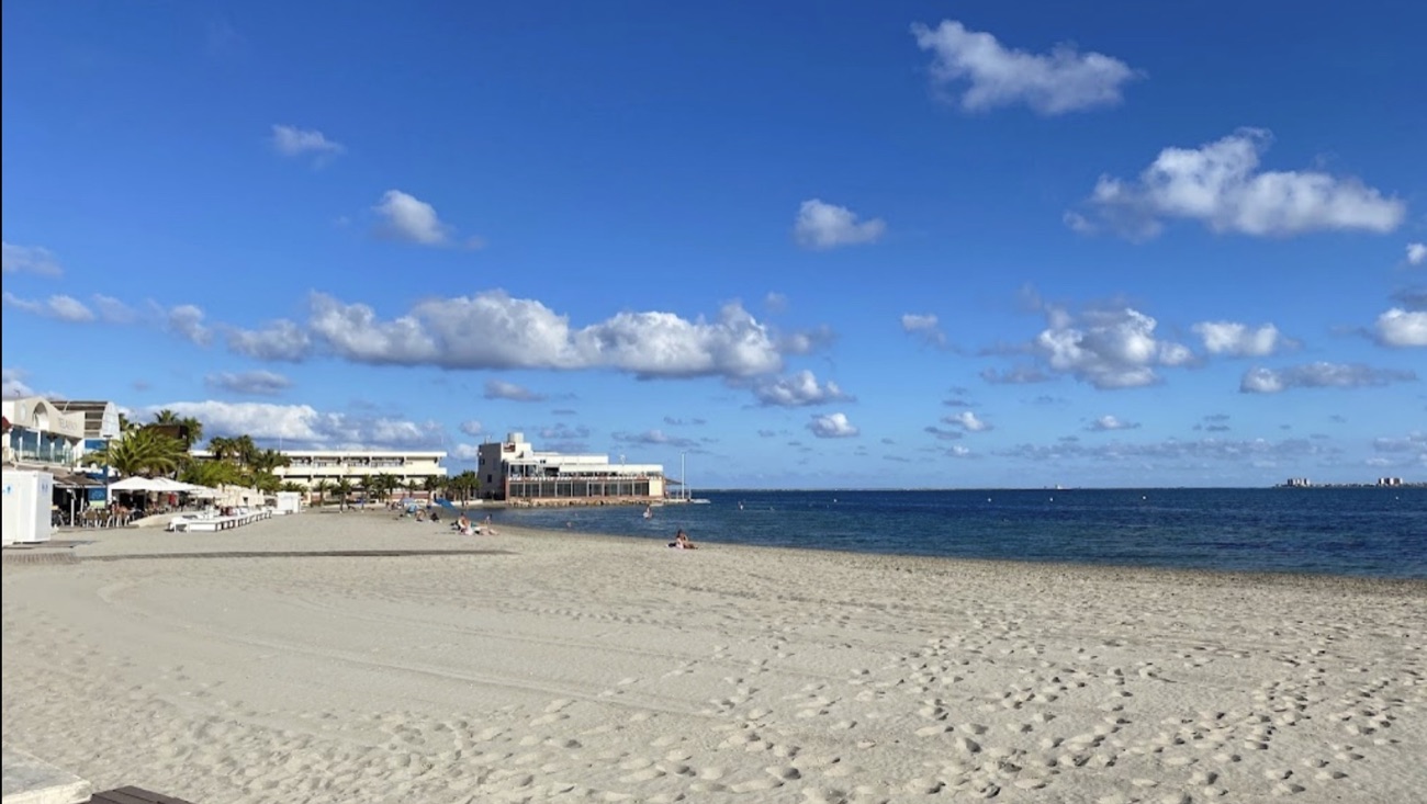 Sandstrand og rolig vann ved Mar Menor