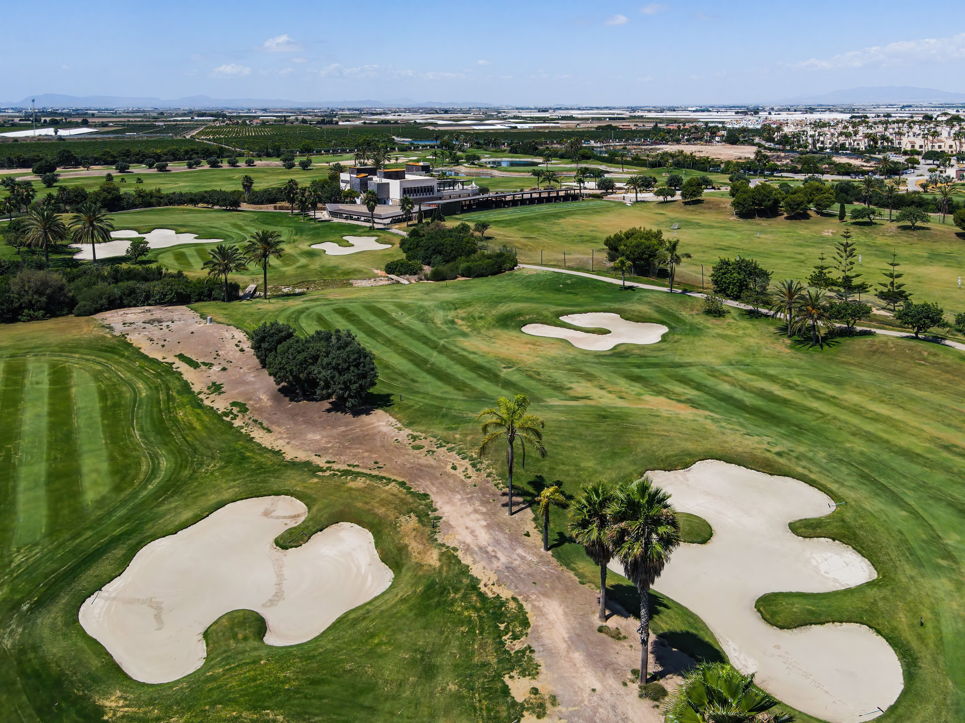 Roda Golf med grønne fairways og palmer