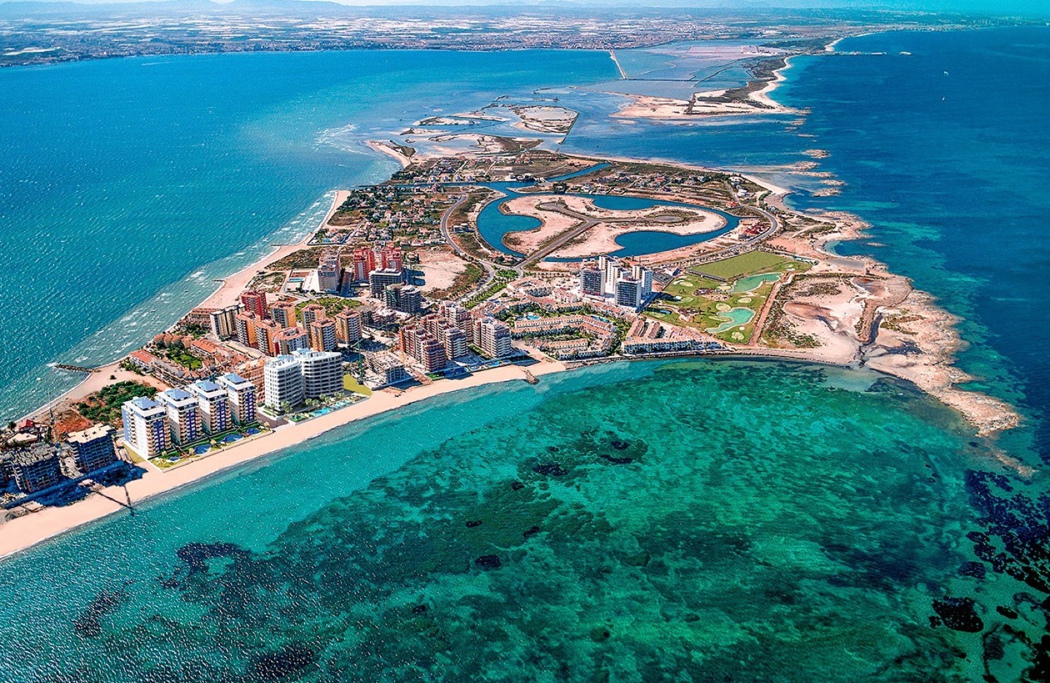 La Manga mellom Mar Menor og Middelhavet sett fra luften