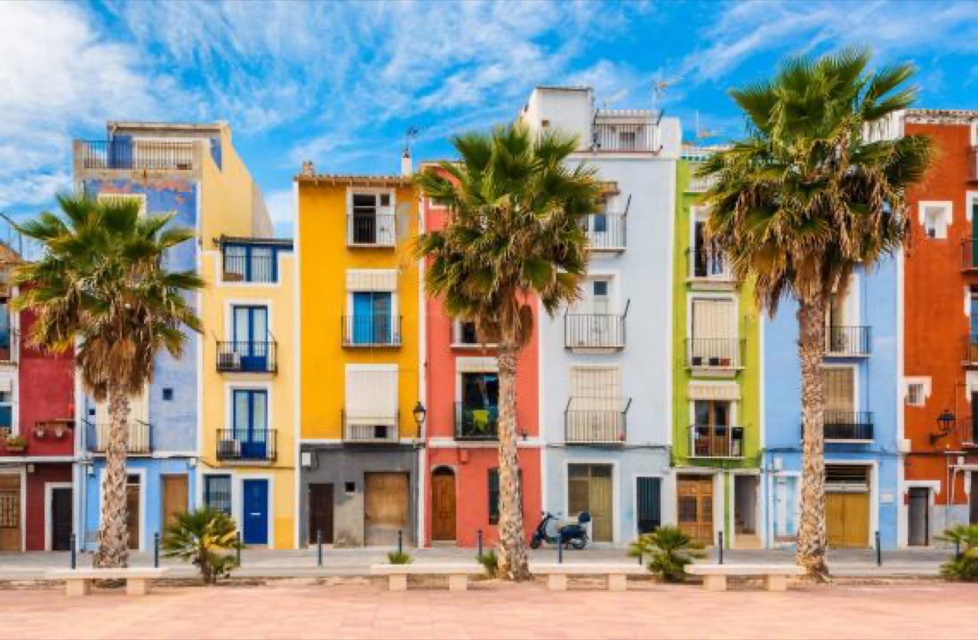 Fargerike hus langs strandpromenaden i Villajoyosa